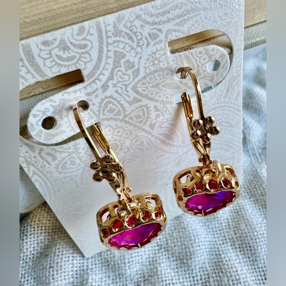 New Iridescent Fuchsia Pink Faceted Crystal Heart Gold Tone Earrings - 1.25” - Picture 6 of 7